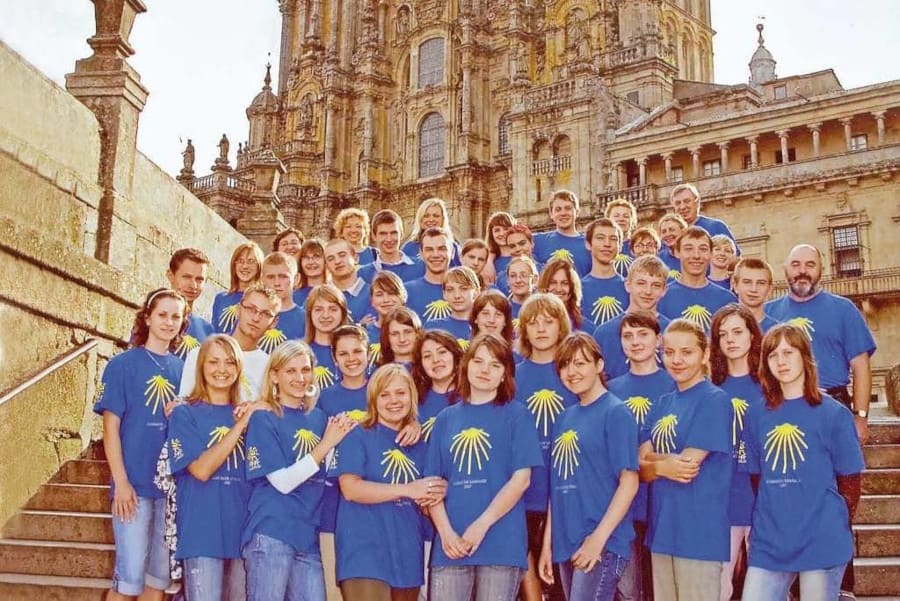 Maciej Formanowicz z uczestnikami pielgrzymki do Santiago de Compostela.