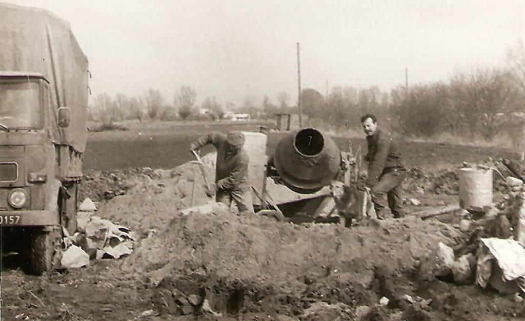 Budowa stolarni Leszka Wójcika (zakład o pow. 250 m2 przy ul. Żuławskiej w Elblągu) – wykonanie fundamentów, 1986 r.