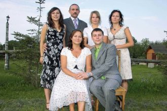 Rodzina w komplecie. Od lewej: córka Gabriela, Alina Szynaka, Jan Szynaka, córka Aleksandra, syn Michał, córka Anna, 2007 r.