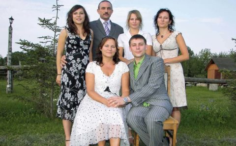 Rodzina w komplecie. Od lewej: córka Gabriela, Alina Szynaka, Jan Szynaka, córka Aleksandra, syn Michał, córka Anna, 2007 r.
