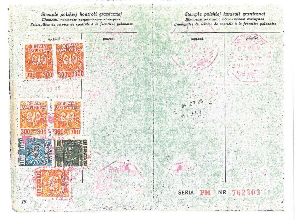 Paszport Jerzego Krzanowskiego – pieczątki kontroli granicznej, znaczki opłaty skarbowej.