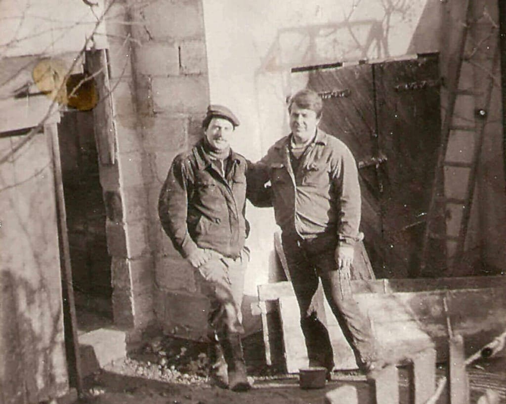 Przy budowie stolarni (Drewnik, Nad Jarem, ul. Kasprzaka), Leszek Wójcik (z lewej) z bratem Eugeniuszem, 1981 r.