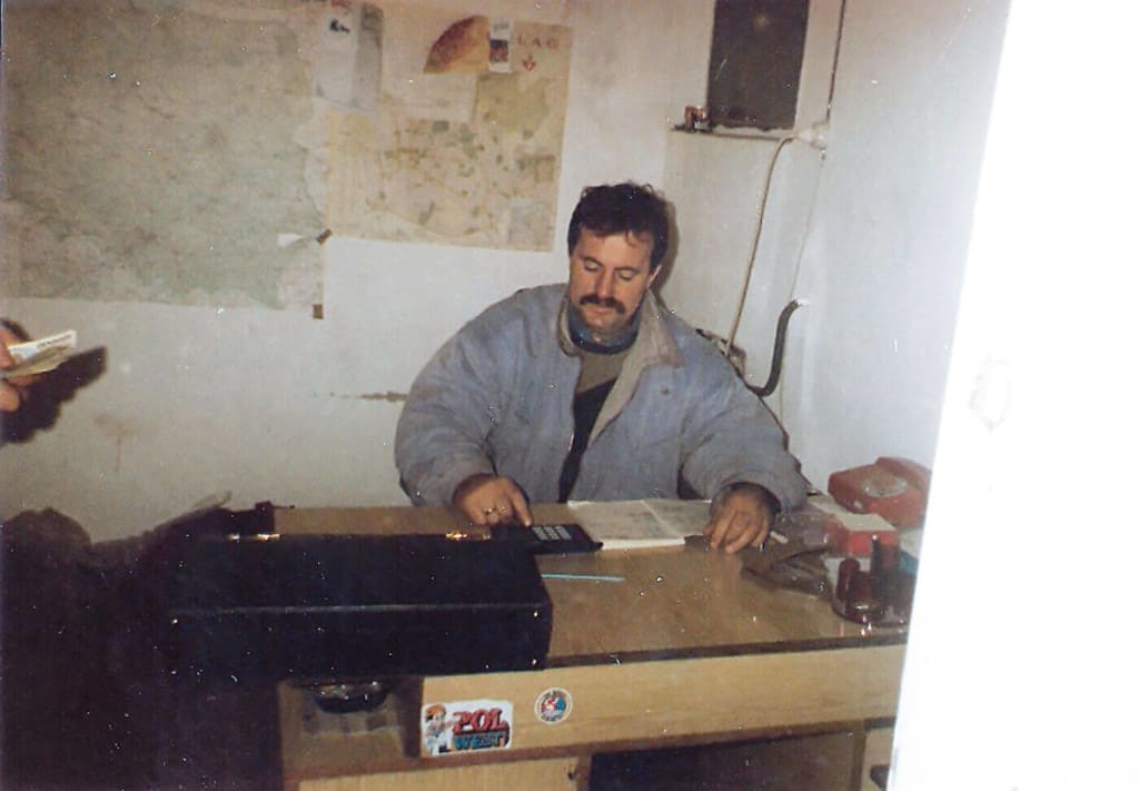 Leszek Wójcik w pierwszym biurze pod schodami, przy stolarni, 1987 r.