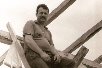 Leszek Wójcik – montaż krokwi na dachu warsztatu stolarskiego, 1986 r.