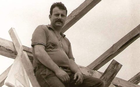 Leszek Wójcik – montaż krokwi na dachu warsztatu stolarskiego, 1986 r.