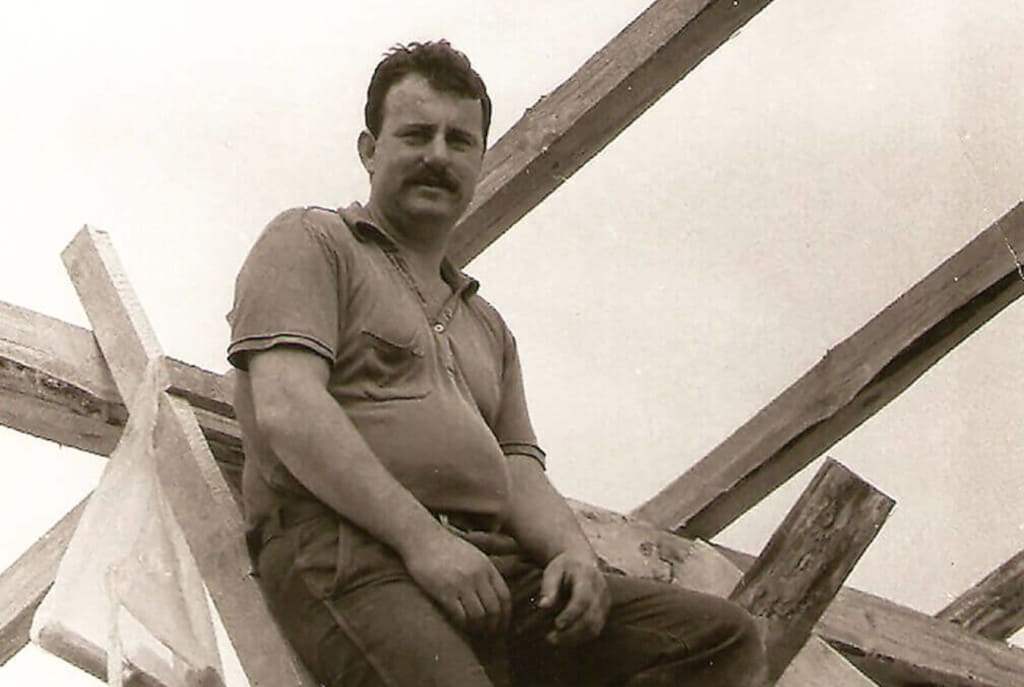 Leszek Wójcik – montaż krokwi na dachu warsztatu stolarskiego, 1986 r.