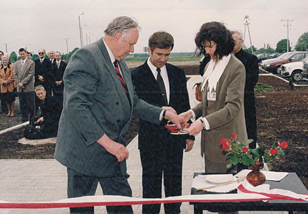 Oficjalnego otwarcia fabryki Balmy w Tarnowie Podgórnym dokonują Ryszard Balcerkiewicz (w środku) i wojewoda wielkopolski Włodzimierz Łęcki (z lewej), 1996 r.