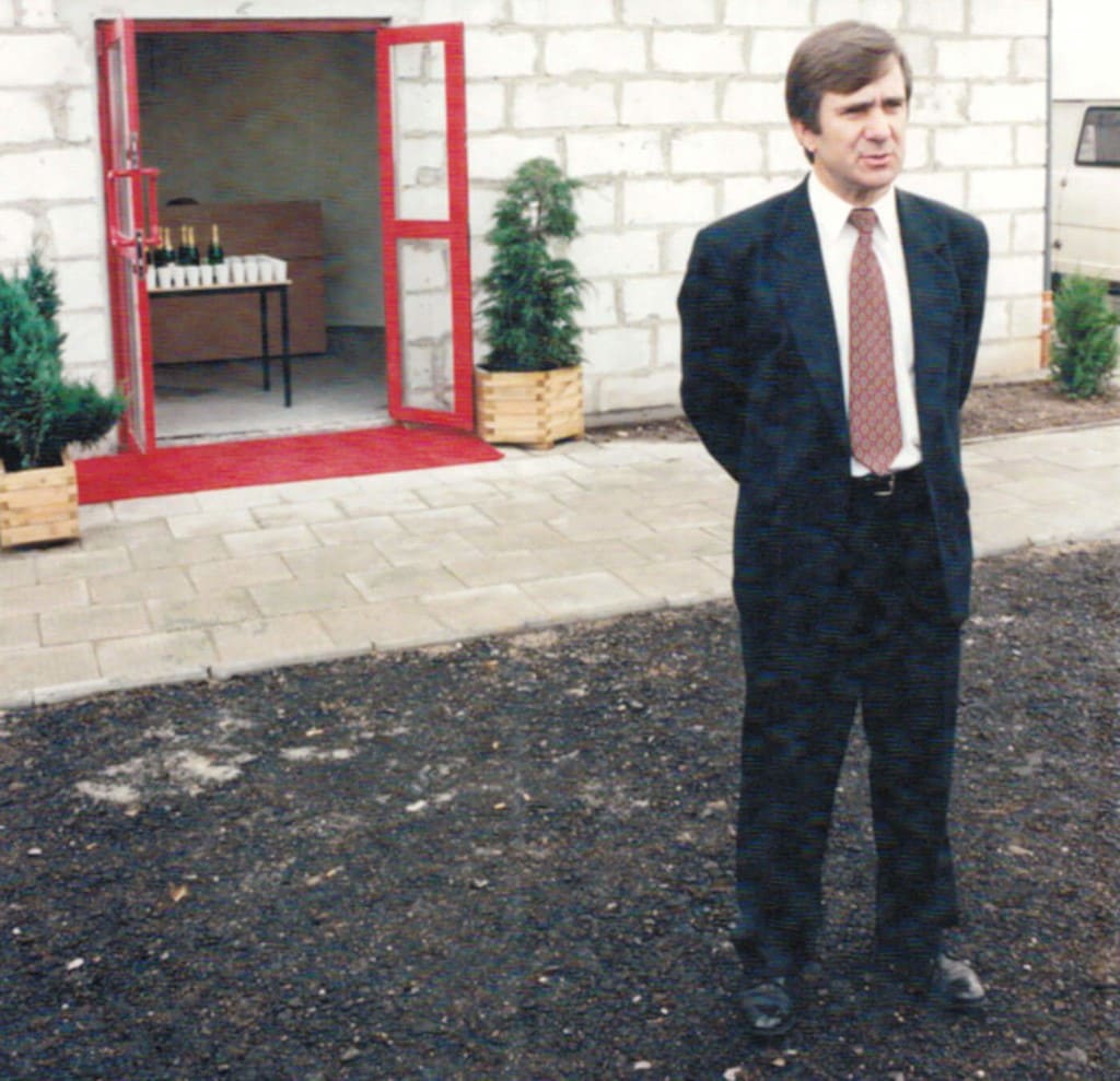 Ryszard Balcerkiewicz przed wejściem do fabryki Balmy w Tarnowie Podgórnym, 1996 r.