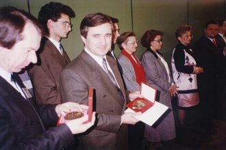 Ryszard Balcerkiewicz (trzeci od lewej) ze Złotym Medalem Międzynarodowych Targów Poznańskich za stolik komputerowy „SK-8”, 29 października 1992 r.