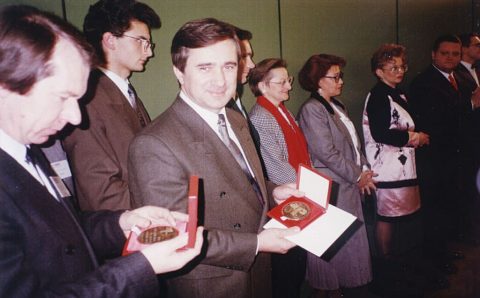 Ryszard Balcerkiewicz (trzeci od lewej) ze Złotym Medalem Międzynarodowych Targów Poznańskich za stolik komputerowy „SK-8”, 29 października 1992 r.
