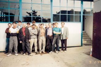 Pracownicy warsztatu w Przeźmierowie (Ryszard Balcerkiewicz – pierwszy z prawej), początek lat 90.