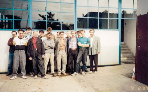 Pracownicy warsztatu w Przeźmierowie (Ryszard Balcerkiewicz – pierwszy z prawej), początek lat 90.