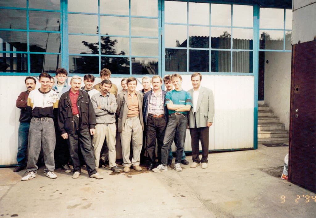 Pracownicy warsztatu w Przeźmierowie (Ryszard Balcerkiewicz – pierwszy z prawej), początek lat 90.