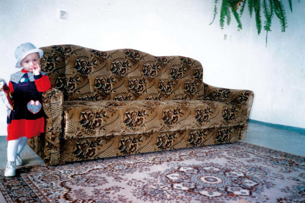 Jeden z pierwszych produktów seryjnych – kanapa z falą, obok córka Iza Liberacka, 1997 r.