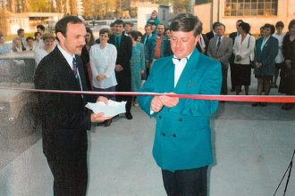 Otwarcie nowej hali produkcyjnej. Wstęgę przecinają: Jan Szynaka (z lewej) i Jerzy Sadowski (z prawej), przedstawiciel wykonawcy – firmy Ekobud z Ostródy, 3 maja 1995 r.