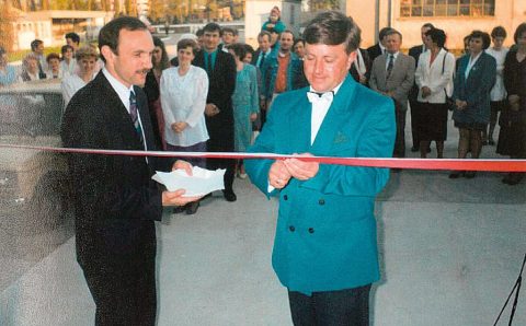 Otwarcie nowej hali produkcyjnej. Wstęgę przecinają: Jan Szynaka (z lewej) i Jerzy Sadowski (z prawej), przedstawiciel wykonawcy – firmy Ekobud z Ostródy, 3 maja 1995 r.