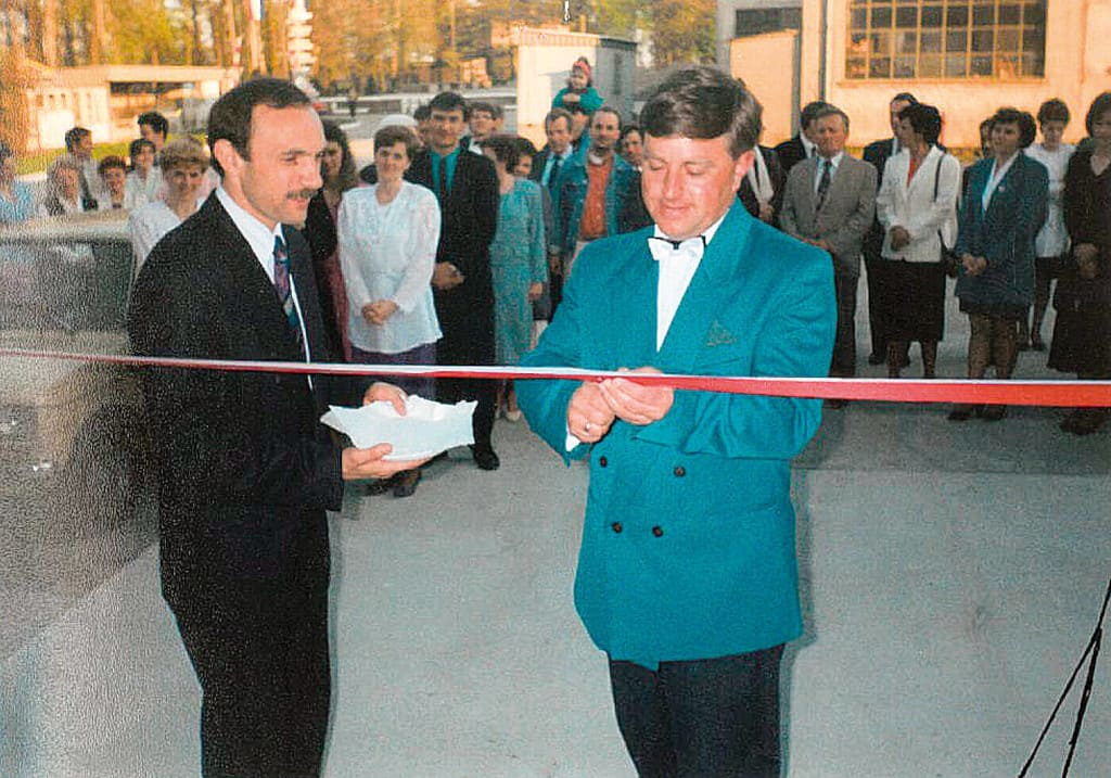 Otwarcie nowej hali produkcyjnej. Wstęgę przecinają: Jan Szynaka (z lewej) i Jerzy Sadowski (z prawej), przedstawiciel wykonawcy – firmy Ekobud z Ostródy, 3 maja 1995 r.