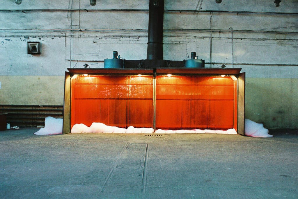 Jarosław Perszko, „Czerwony”, Bailly-Cowell i Perszko w fabryce, obiekt, kurtyna wodna, 650 x 350 x 60 cm, ZM Hamech w Hajnówce, 2006 r.