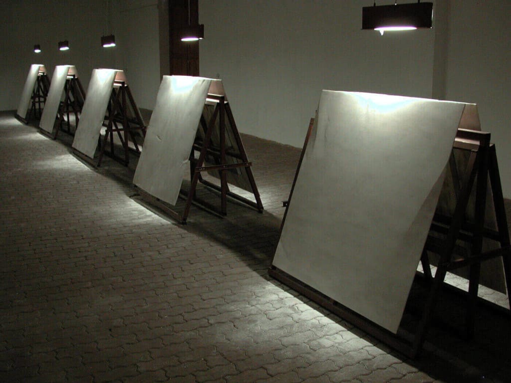 Jarosław Perszko, „Dekalog”, instalacja, marmur, stal, światło, pięć obiektów 150 x 133 x 90 cm, Centrum Rzeźby Polskiej w Orońsku, 2002 r.