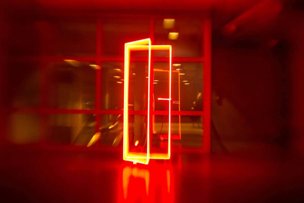 Jarosław Perszko, „Drzwi bez tytułu”, neon, 210 x 90 x 50 cm, Festiwal Sztuki „Piękne kłamstwa”, BUW, Warszawa, 2014 r.