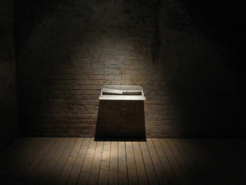 Jarosław Perszko, „Miejsce”, instalacja, marmur, lustro, Galeria Cysterna, Centrum Sztuki Współczesnej Zamek Ujazdowski, Warszawa.