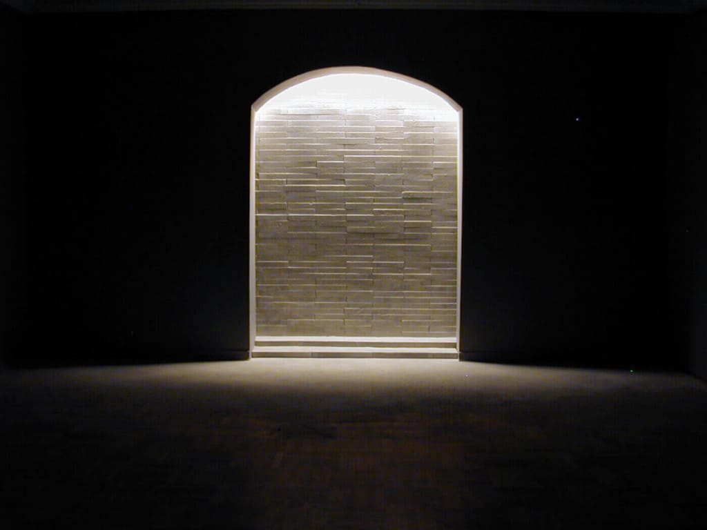 Jarosław Perszko, „Przez” instalacja, cegła ytong, Muzeum Alfonsa Karnego, Białystok, 2003 r.