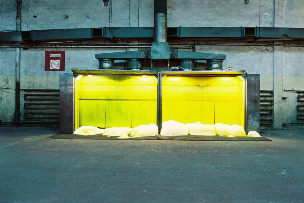 Jarosław Perszko, „Żółty”, Bailly-Cowell i Perszko w fabryce, obiekt, kurtyna wodna, 650 x 350 x 60 cm, ZM Hamech w Hajnówce, 2006 r.