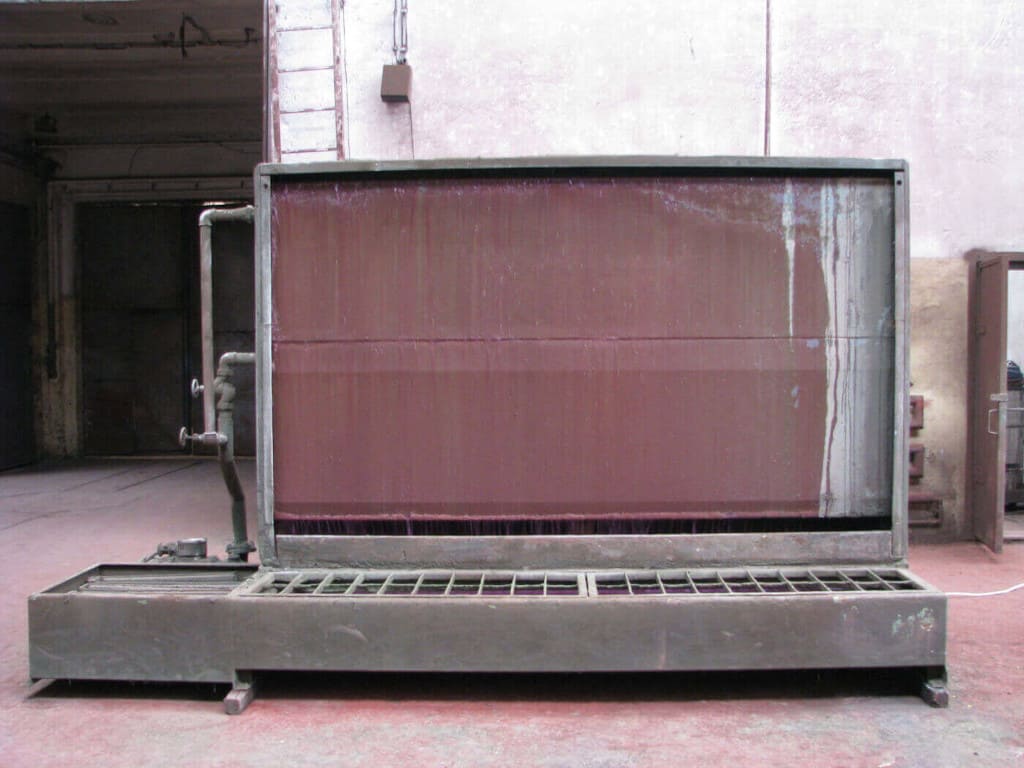 Jarosław Perszko, „Źródło”, obiekt, kurtyna wodna, 393 x 250 x 140 cm, Der Katolische Faktor, Galeria Miejska Im Leeren Baetel, Regensburg.