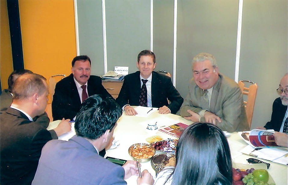 Negocjacje z właścicielami firmy handlowej Bega (od lewej: Leszek Wójcik, Torsten Hilpert, Dieter Hilpert), 2003 r.