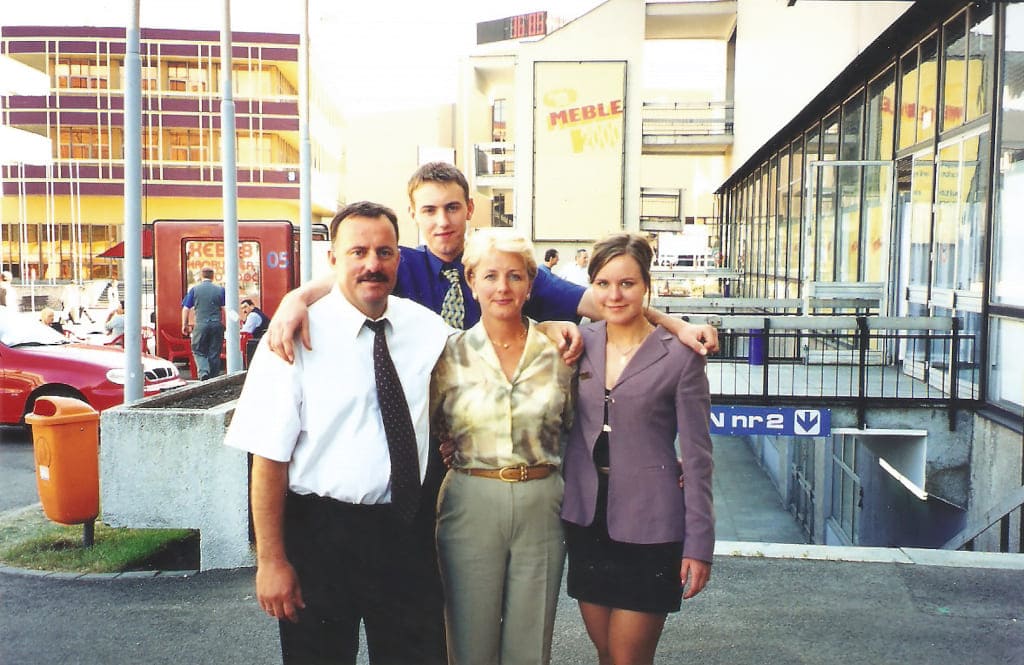 Leszek Wójcik z żoną Anną oraz dziećmi: Piotrem i Katarzyną na targach „Meble” w Poznaniu, 2000 r.