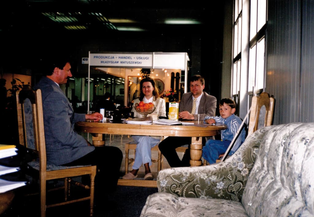 Pierwsze targi w Poznaniu, Marek Liberacki (drugi z prawej) z synem Pawłem, 1996 r.