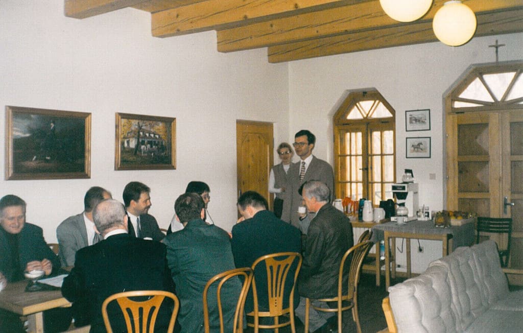 Nowy Styl – spotkanie z dystrybutorami krajowymi (stoi Adam Krzanowski), 2 połowa lat 90.