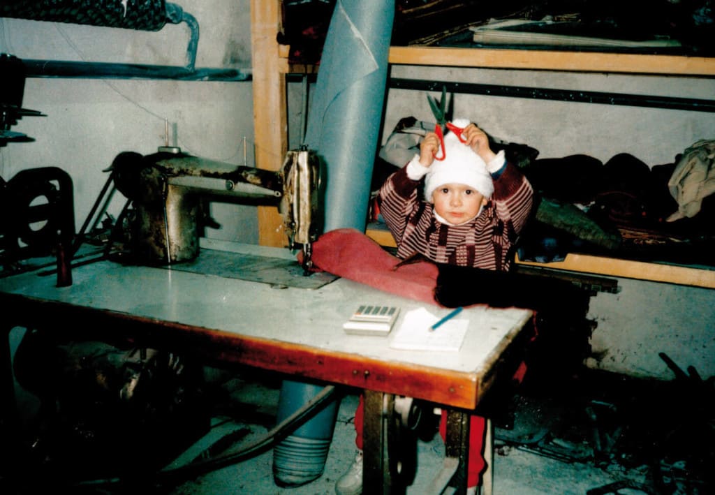 Syn, Paweł Liberacki, w przydomowym warsztacie ojca, Lubawa, 1993 r.