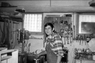 Piotr Voelkel w warsztacie, ok. 1980 r.