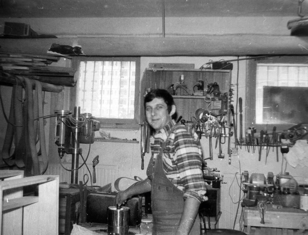 Piotr Voelkel w warsztacie, ok. 1980 r.