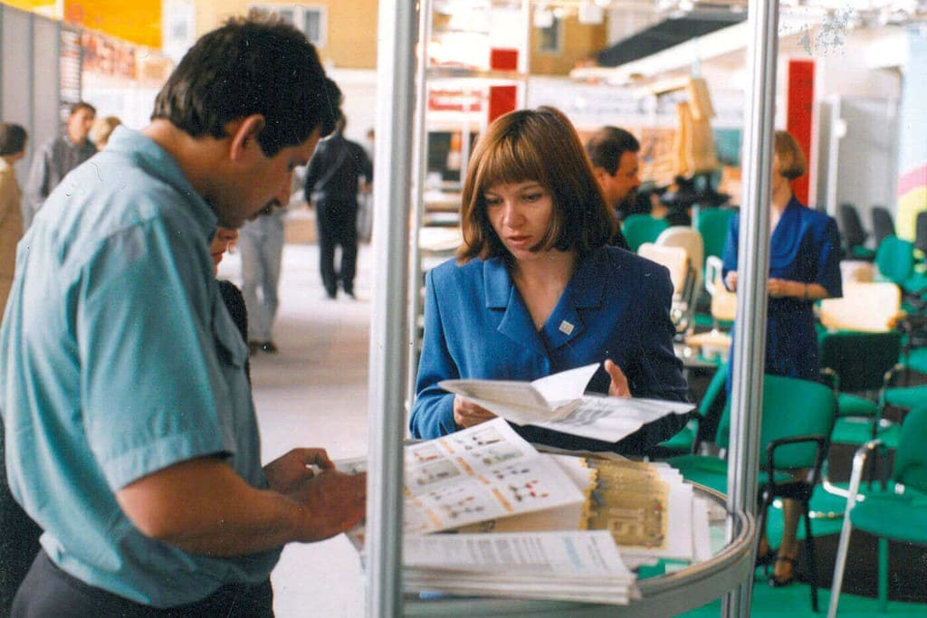 Rozmowy z klientami na stoisku firmy Nowy Styl podczas targów „Meble” w Poznaniu, 1996 r.