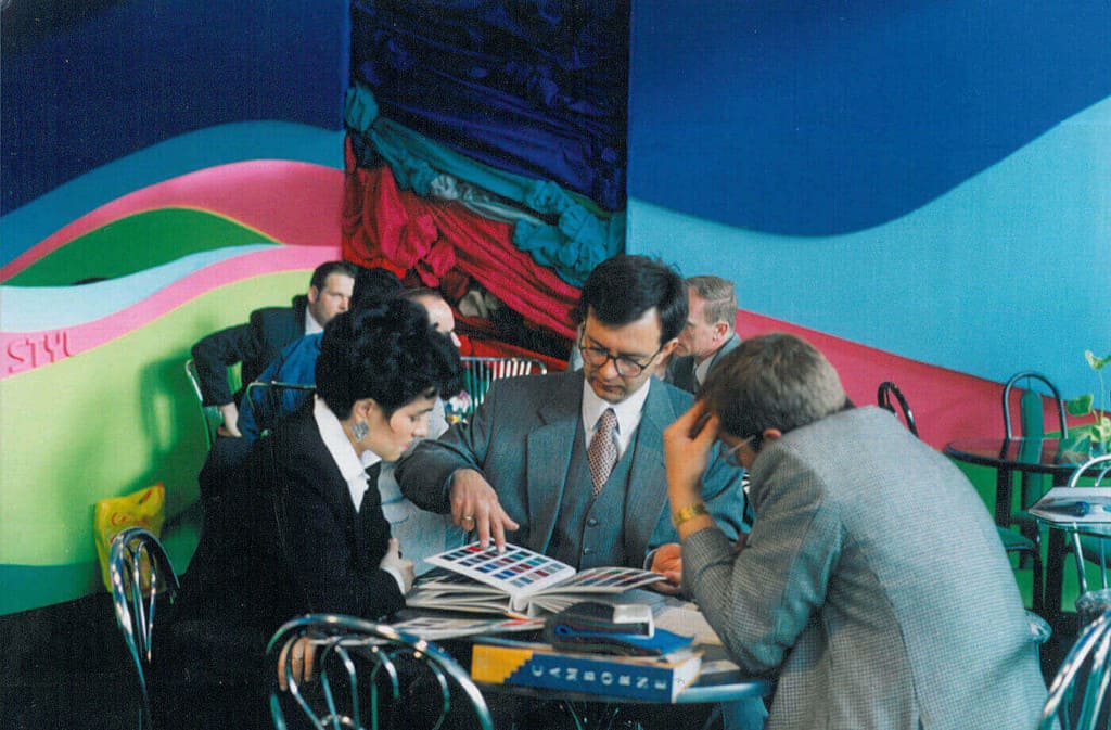 Rozmowy z klientami na stoisku firmy Nowy Styl podczas targów „Meble” w Poznaniu (w środku Adam Krzanowski), 1996 r.