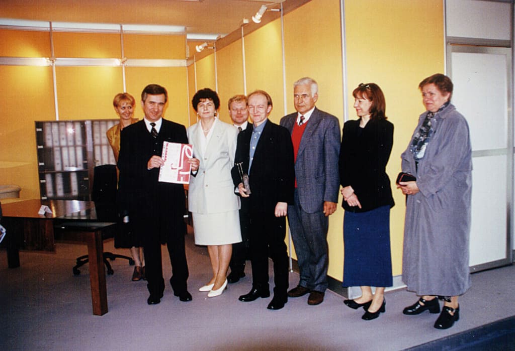 Ryszard Balcerkiewicz z żoną i projektantem Tomaszem Augustyniakiem oraz pracownikami Balmy: nagroda „Forma 2001” za kolekcję „Quadro”, 2001 r.