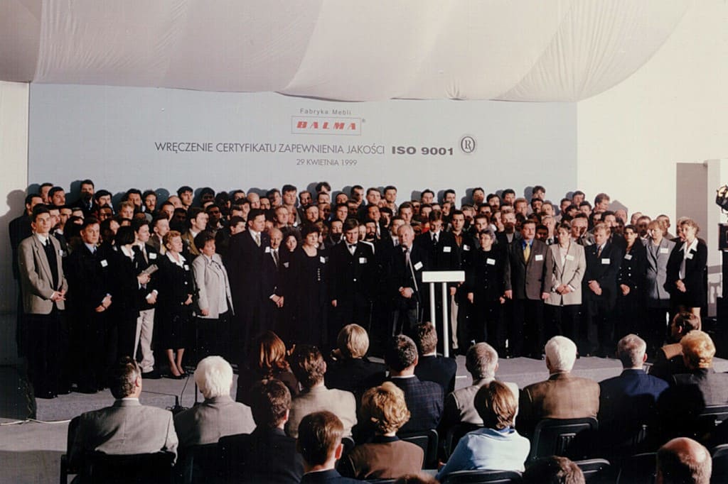 Pracownicy Balmy podczas uroczystości wręczenia Certyfikatu Zapewnienia Jakości ISO 9001, Tarnowo Podgórne, 29 kwietnia 1999 r.