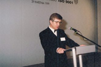 Ryszard Balcerkiewicz podczas uroczystości wręczenia Certyfikatu ISO 9001, Tarnowo Podgórne, 29 kwietnia 1999 r.