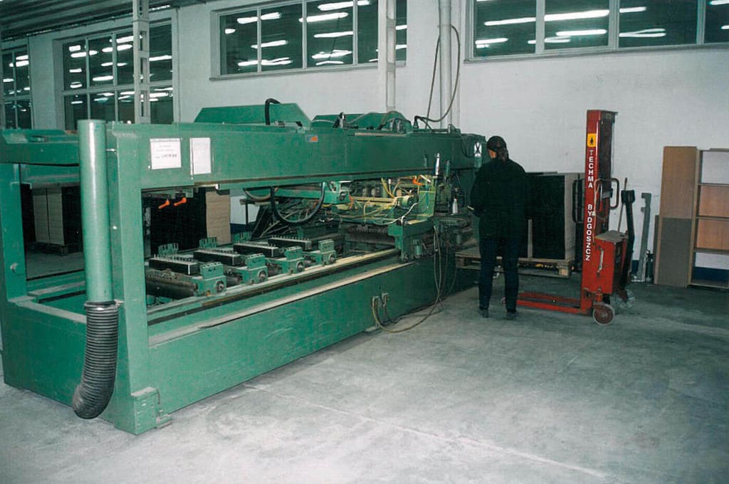 Rozwój technologii w zakładach firmy Szynaka Meble: wiertarka przelotowa wielowrzecionowa, 1999 r.