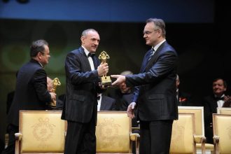 Jan Szynaka odbiera z rąk Waldemara Pawlaka, wicepremiera i ministra gospodarki nagrodę Lider Polskiego Biznesu, 2011 r.