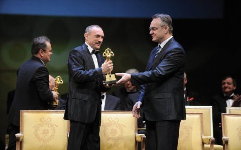 Jan Szynaka odbiera z rąk Waldemara Pawlaka, wicepremiera i ministra gospodarki nagrodę Lider Polskiego Biznesu, 2011 r.