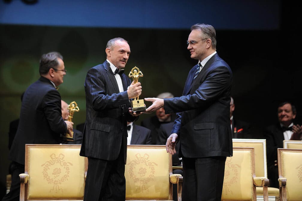 Jan Szynaka odbiera z rąk Waldemara Pawlaka, wicepremiera i ministra gospodarki nagrodę Lider Polskiego Biznesu, 2011 r.