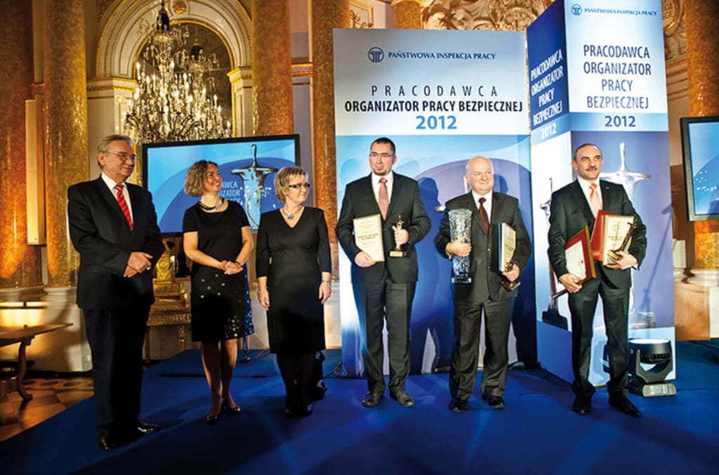 Uroczystość wręczenia nagród w konkursie „Pracodawca Organizator Pracy Bezpiecznej”. Jan Szynaka (pierwszy z prawej) otrzymał tę nagrodę po raz trzeci, 2012 r.