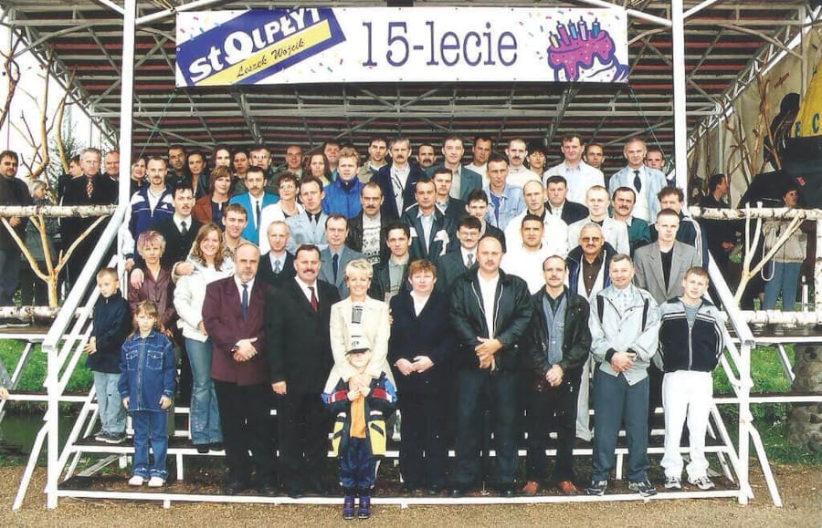 Leszek Wójcik i pracownicy. Jubileusz 15-lecia firmy Stolpłyt, 2001 r.