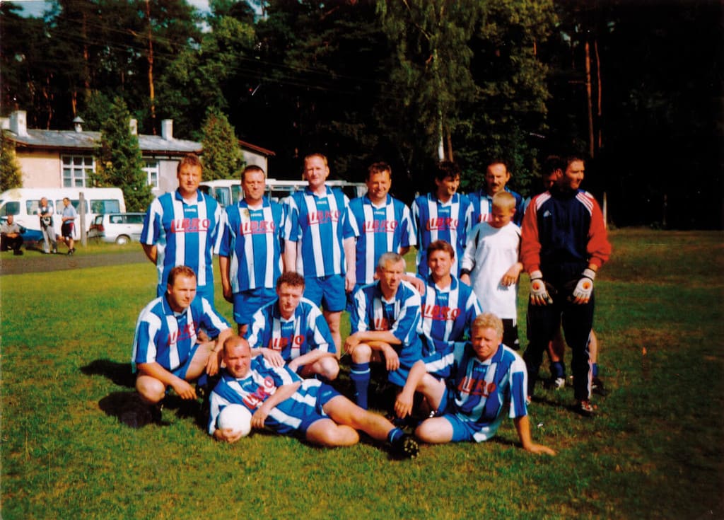 Turniej oldbojów (Marek Liberacki w drugim rzędzie, czwarty od lewej), Lidzbark Welski, 2001 r.
