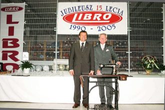 Marek Liberacki (z lewej) z maszyną, na której zaczynał własnoręcznie szyć pokrowce, 15-lecie Libro, sierpień 2005 r.