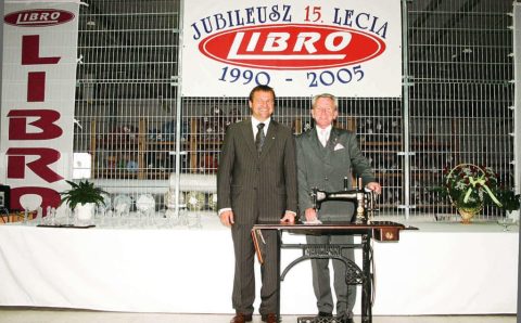 Marek Liberacki (z lewej) z maszyną, na której zaczynał własnoręcznie szyć pokrowce, 15-lecie Libro, sierpień 2005 r.