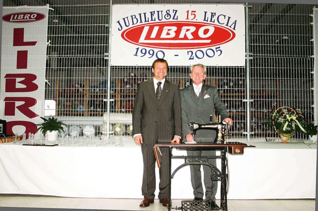 Marek Liberacki (z lewej) z maszyną, na której zaczynał własnoręcznie szyć pokrowce, 15-lecie Libro, sierpień 2005 r.